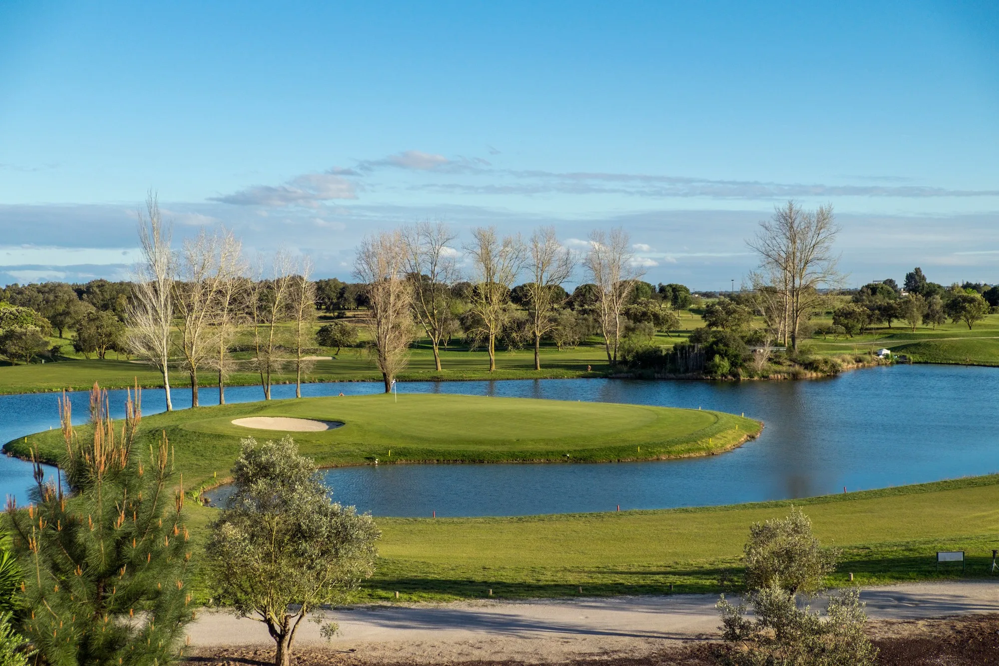 Private transfer path from Faro Airport to Quinta do Lago luxury golf resort
