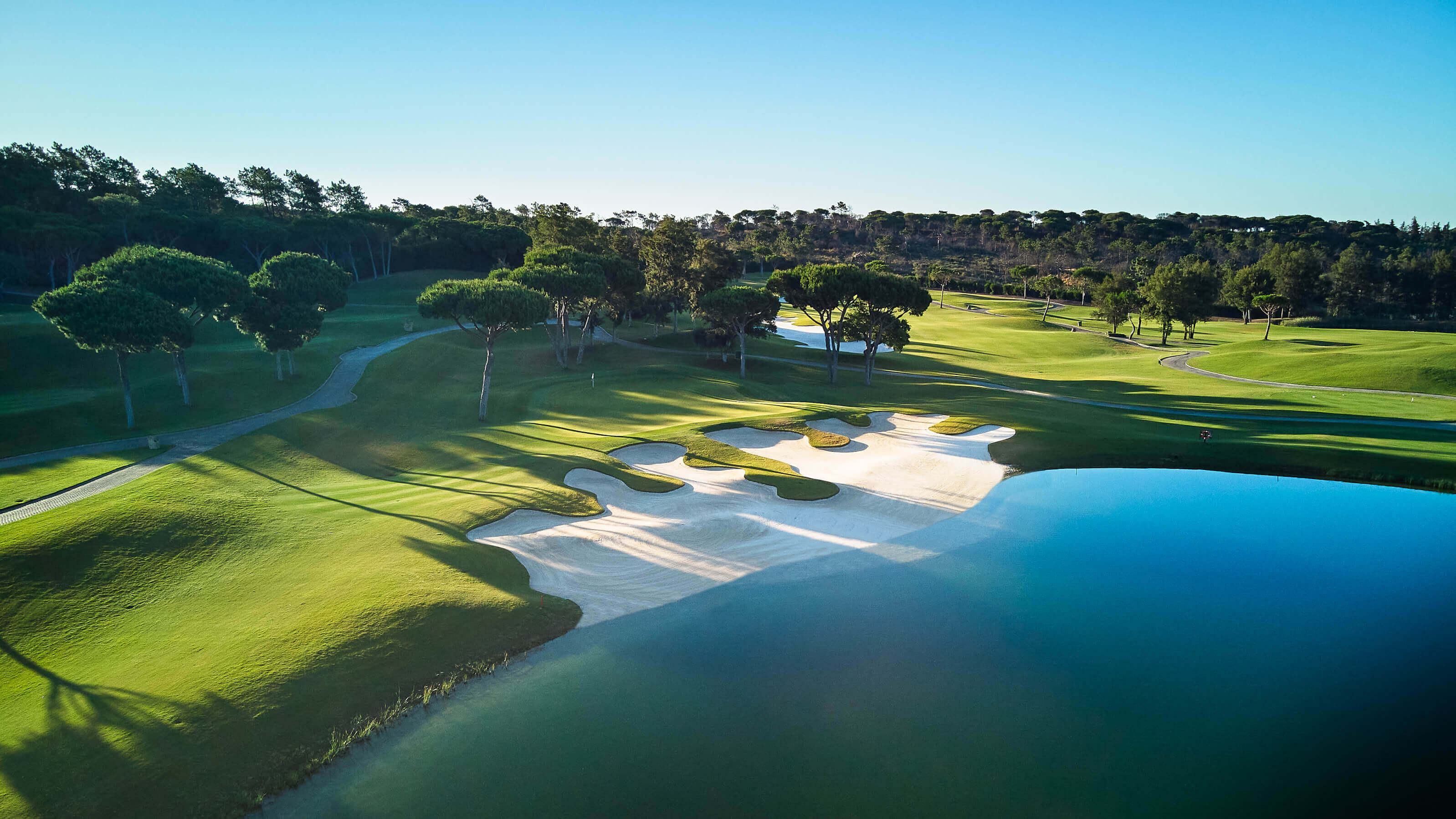 The immaculate green turf and bunkering at the luxury Laranjal Golf Course in Quinta do Lago
