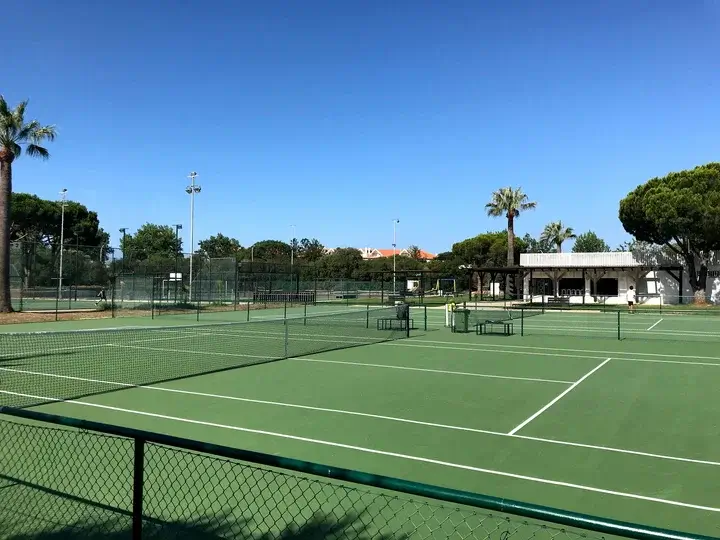 Clean outdoor hardcourts and premium facilities at the active Vilamoura Tennis and Padel Academy training centre